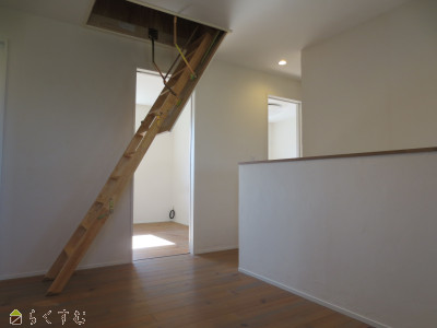 detached 大字上方