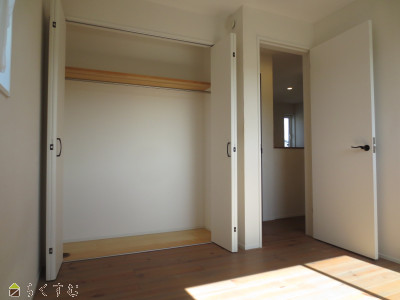 detached 大字上方